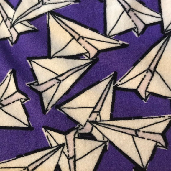 LulaRoe Paper Airplane Print LEGGINGS *Purple* One Size (2-10) - Picture 3 of 8